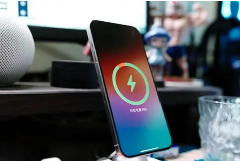 陈巴尔虎苹果15换屏服务分享用什么充电器给iPhone15充电更好 